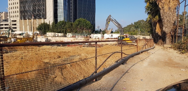 השפלת מי תהום  (Groundwater Lowering) הוא מושג המתייחס לשליטה וויסות גובה פני מי התהום על מנת לבצע קידוחי כלונסאות באזורי מי תהום רדודים. אפשר ליישם את השפלת מי התהום באמצעות מספר שיטות, כאשר המקובלת והנפוצה היא שיטת  השאיבה.